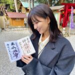 Sae Okazaki Instagram - 神明神宮と石神さんの御朱印を頂きました⛩️ 石神さんにしっかりと明日のドラマの事を祈願してきましたので、、願いは届くはず！！ 正式な参拝方法も初めて知ったので これからは教わった作法で参拝しようと思います🙌 旅衣装タグ付けしました🏷️ #旅サラダ