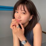 Sae Okazaki Instagram - オルロジュリーさん撮影時のオフショット。 素敵な時計と共に楽しい撮影でした、、🕊️ 時計についてお話ししております。 web版もあるので是非チェックしてね☺︎ #オルロジュリー
