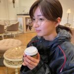 Sae Okazaki Instagram - 本日「アイのない恋人たち」第5話🌱 奈美と雄馬の結婚式。 それぞれ想いがあるから生まれる衝突。 大波乱の第5話です。 あぁもどかしい😶‍🌫️ 写真は飲み物で暖をとるの図。笑 今夜22時是非ご覧ください🧚🏻‍♀️ #アイのない恋人たち
