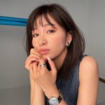 Sae Okazaki Instagram - オルロジュリーさん撮影時のオフショット。 素敵な時計と共に楽しい撮影でした、、🕊️ 時計についてお話ししております。 web版もあるので是非チェックしてね☺︎ #オルロジュリー