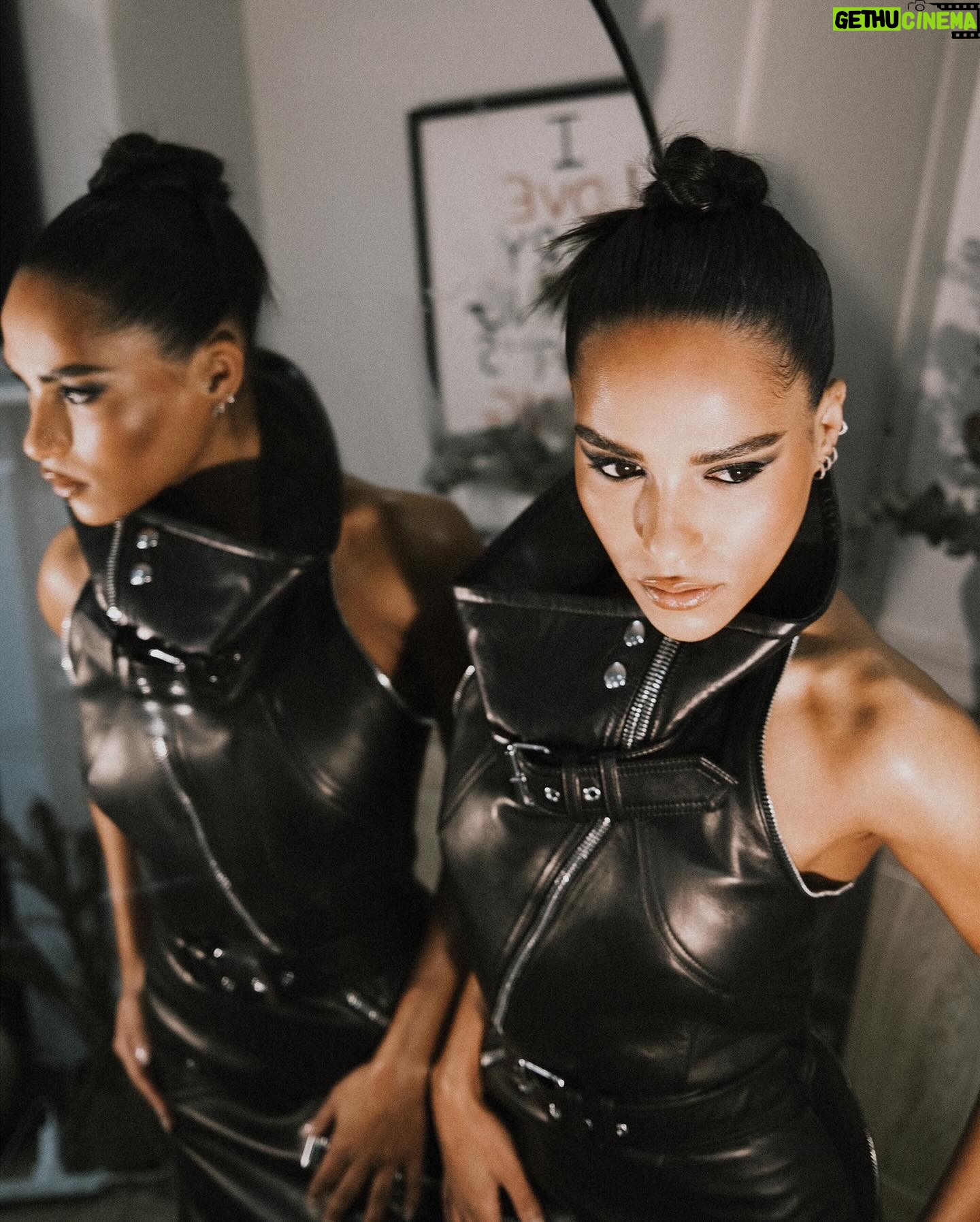 Saffron Hocking - 3 Likes - 🕸️🖤