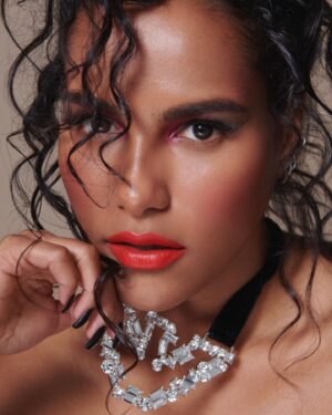 Saffron Hocking Instagram - HUNGER X ARMANI BEAUTY

Makeup using @armanibeauty 

Cover by @matsitek⁠
Fashion and Beauty Director @Marcoantoniolondon using GIORGIO ARMANI Beauty 

Hair Stylist @nicola_harrowell 
Manicurist @Jadefordlondon using ARMANI BEAUTY Digital Artwork @stefkapavlova⁠