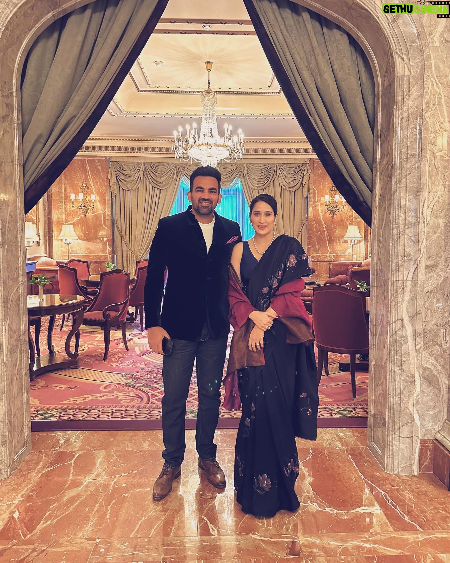 Sagarika Ghatge Instagram - @sagarikaghatge adorned in a custom Akutee saree, exclusively hand painted for her by our skilled artisans for the Axel Springer Awards in Berlin. #Akutee #history #legacy #fromourstoyours #handpainted