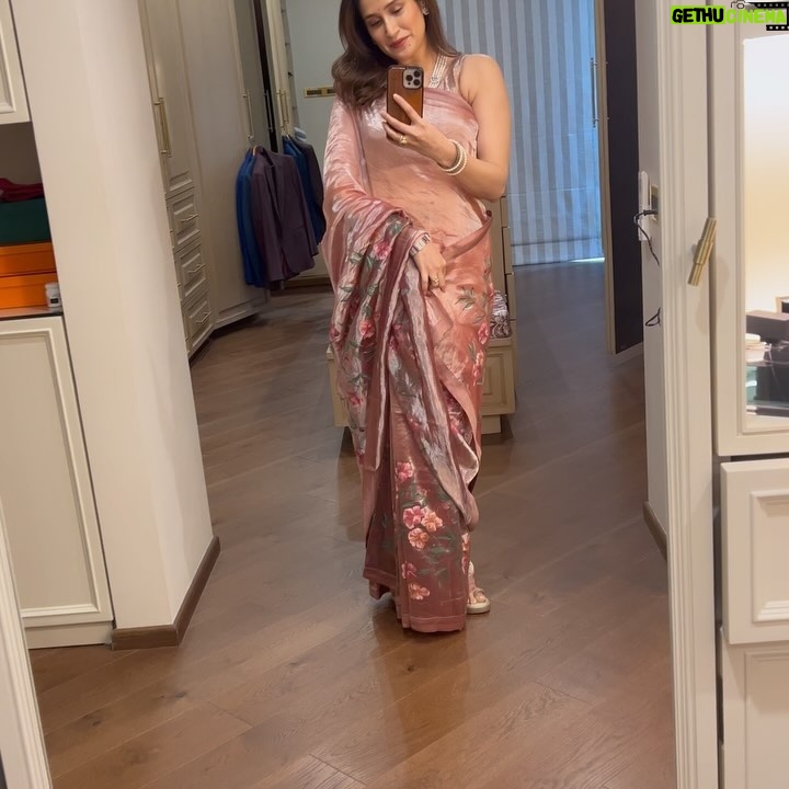 Sagarika Ghatge Instagram - Saree love 🌺 @akuteeindia