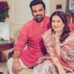 Sagarika Ghatge Instagram - Happy Gudi Padwa from us to you 🙏 saree @akuteeindia Kurta @jade_bymk Fun interview as alway with @mumbaigirl14 this time with a whole lot of puran polis and sheer khurma 🤍🫶 thank you for capturing it so beautifully and thank you for the lovely pictures @prathameshb84 Publication: Bombay Times Exclusive
