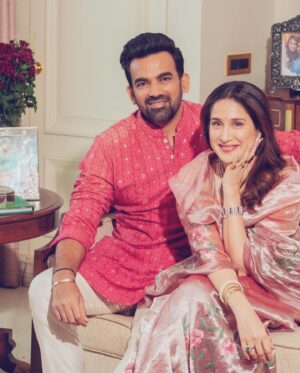 Sagarika Ghatge Instagram - Happy Gudi Padwa from us to you 🙏

saree @akuteeindia 
Kurta @jade_bymk

Fun interview as alway with @mumbaigirl14 this time with a whole lot of puran polis and sheer khurma 🤍🫶 thank you for capturing it so beautifully and thank you for the lovely pictures @prathameshb84 

Publication: Bombay Times Exclusive