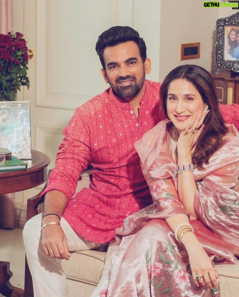 Sagarika Ghatge Instagram - Happy Gudi Padwa from us to you 🙏 saree @akuteeindia Kurta @jade_bymk Fun interview as alway with @mumbaigirl14 this time with a whole lot of puran polis and sheer khurma 🤍🫶 thank you for capturing it so beautifully and thank you for the lovely pictures @prathameshb84 Publication: Bombay Times Exclusive