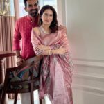 Sagarika Ghatge Instagram - Happy Gudi Padwa from us to you 🙏 saree @akuteeindia Kurta @jade_bymk Fun interview as alway with @mumbaigirl14 this time with a whole lot of puran polis and sheer khurma 🤍🫶 thank you for capturing it so beautifully and thank you for the lovely pictures @prathameshb84 Publication: Bombay Times Exclusive