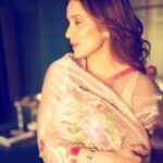 Sagarika Ghatge Instagram – Couldn’t choose one especially if you have 🌺 and 🦋 hand painted on your saree.
This particular saree @akuteeindia hand painted by my Aie @urmila_ghatge is definitely a special one 🤍