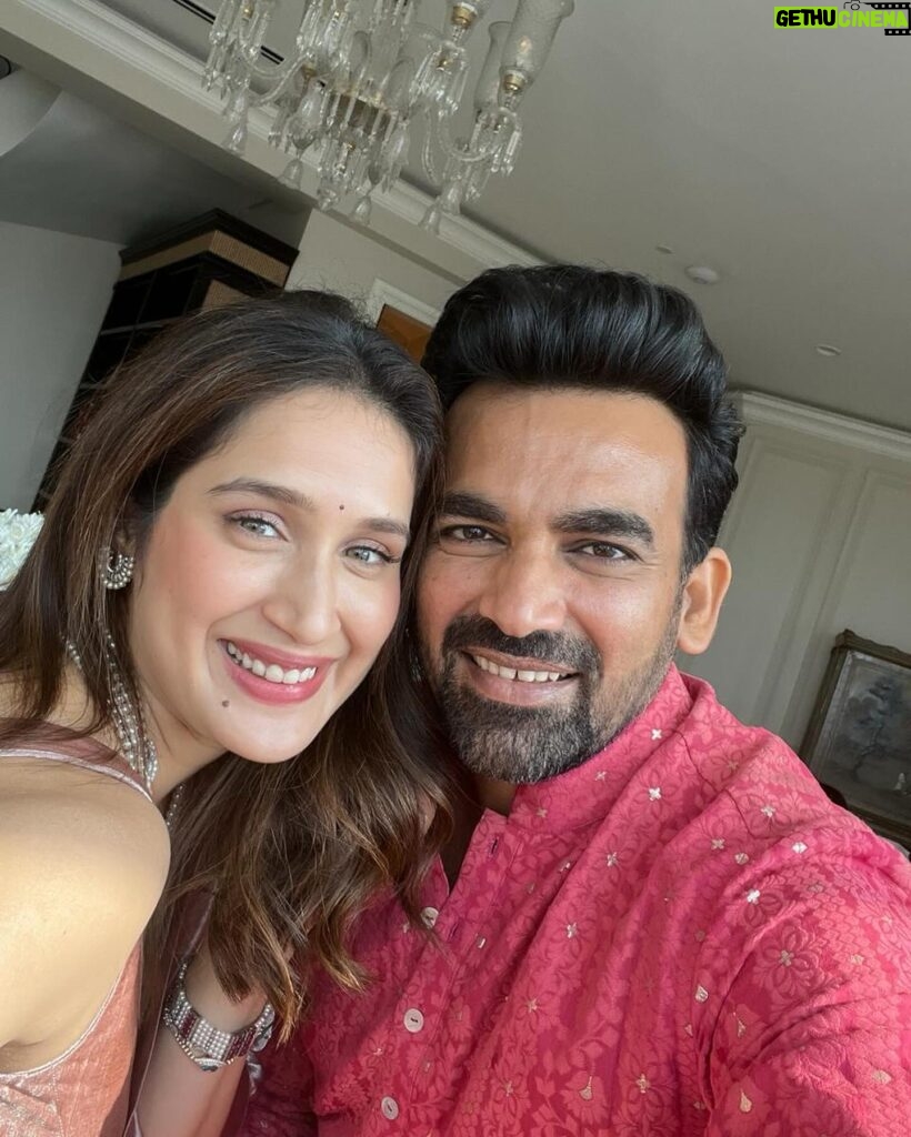 Sagarika Ghatge Instagram - Happy Gudi Padwa from us to you 🙏 saree @akuteeindia Kurta @jade_bymk Fun interview as alway with @mumbaigirl14 this time with a whole lot of puran polis and sheer khurma 🤍🫶 thank you for capturing it so beautifully and thank you for the lovely pictures @prathameshb84 Publication: Bombay Times Exclusive