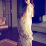 Sagarika Ghatge Instagram – Couldn’t choose one especially if you have 🌺 and 🦋 hand painted on your saree.
This particular saree @akuteeindia hand painted by my Aie @urmila_ghatge is definitely a special one 🤍