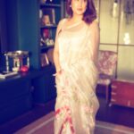 Sagarika Ghatge Instagram – Couldn’t choose one especially if you have 🌺 and 🦋 hand painted on your saree.
This particular saree @akuteeindia hand painted by my Aie @urmila_ghatge is definitely a special one 🤍