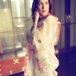 Sagarika Ghatge Instagram – Couldn’t choose one especially if you have 🌺 and 🦋 hand painted on your saree.
This particular saree @akuteeindia hand painted by my Aie @urmila_ghatge is definitely a special one 🤍