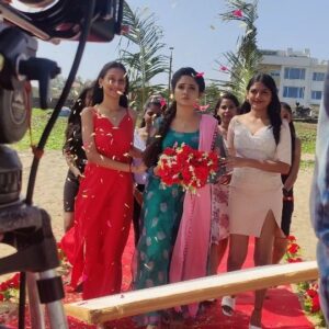 Sai Gayatri Instagram - BTS🎬 of yesterday's episode of Nee Naan Kadhal ❤️ 
.
Outfit @sdduniqueboutique_97 
.
#neenaankadhal #Montofriday #10pm #reels #trendingnow