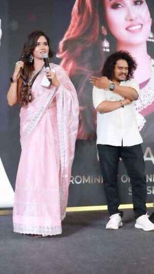 Sai Gayatri Instagram - Happy to announce dat @sai_secrets has received 
MOST PROMINENT ORGANIC HAIR OIL of the YEAR 2024🧿🌱🔥
.
Thank U God and the universe 😇🙏🏻and Thank u my Makkale fr the constant love n trust upon @sai_secrets 🥰
Aswel ma special thanks to @studiooneincentertainments for honouring @sai_secrets with dis Award in studio one WOMENS ICONIC AWARD 2024🧿🔥
.
it was such a honour and great pleasure to receive dis award frm @vijaytvpugazh and Director Kathir sir 🥰
.
 Part Glow Makeover & perfect hair do @honeylang_makeup_artist 

Stunning saree @srisai_collestions9 

Perfect fitting blouse
@tanu_designer_studio 

Stunning Jewellery @fineshinejewels 

Shots perfectly captured by
@evidencemaker 

Event presented & organised by
@studiooneincentertainments 
.
#hairoil #award #saisecrets