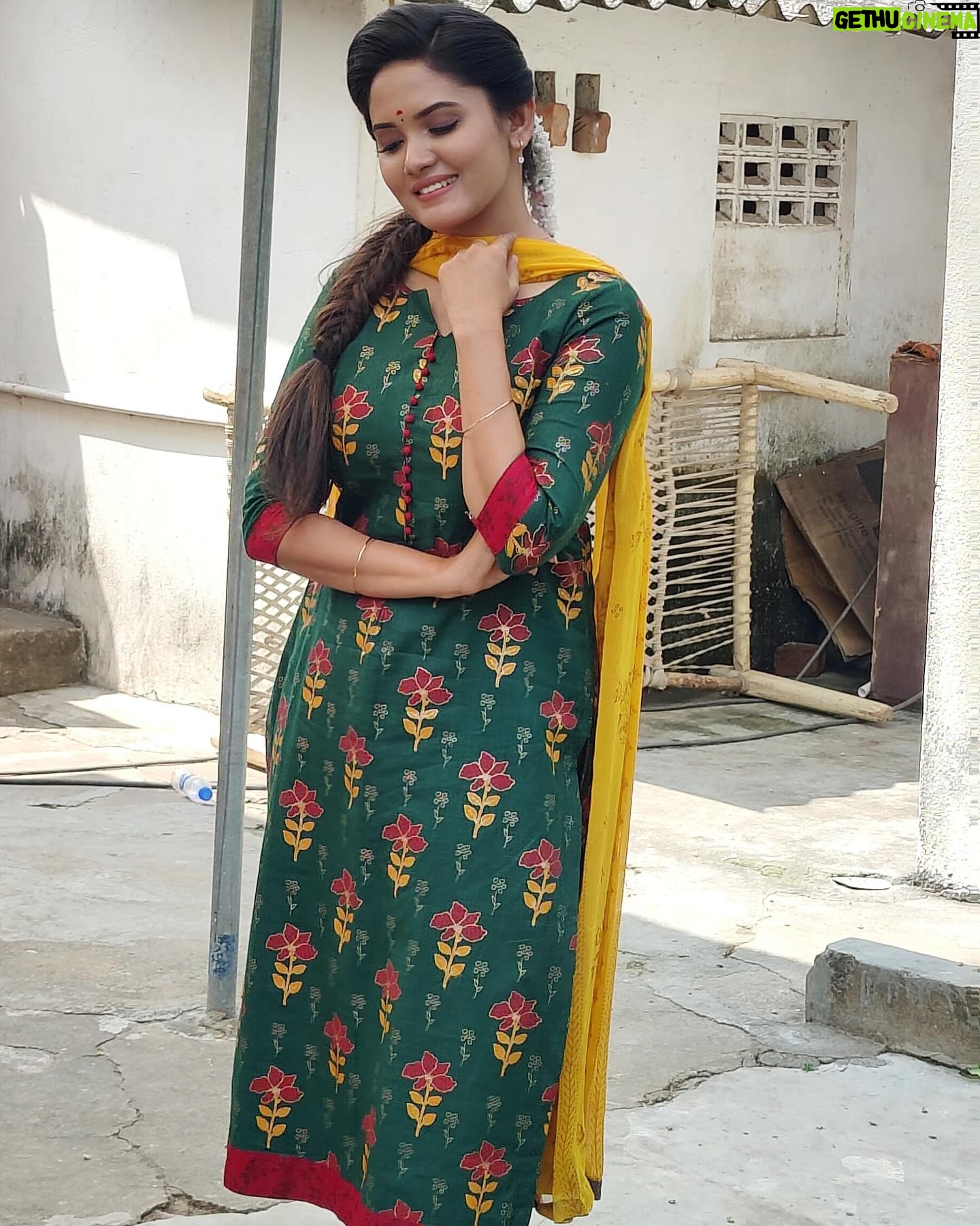 Sai Gayatri Instagram - 💚❤️ Outfit @srisai_collestions9 . #beinganu # NNK