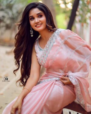 Sai Gayatri Instagram - 🌸🧿
.
Saree @srisai_collestions9 
Blouse @tanu_designer_studio 
MUA @honeylang_makeup_artist 
Jewellery @fineshinejewels 
PC @evidencemaker 
.
#awardshow #prephotoshoot