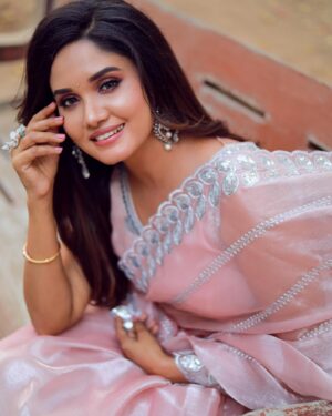 Sai Gayatri Instagram - 🌸🧿
.
Saree @srisai_collestions9 
Blouse @tanu_designer_studio 
MUA @honeylang_makeup_artist 
Jewellery @fineshinejewels 
PC @evidencemaker 
.
#awardshow #prephotoshoot