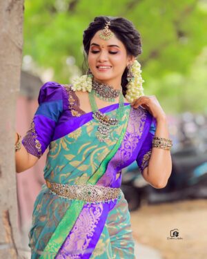 Sai Gayatri Instagram - Kambhathu ponnu🧿💚
.
MUA & HD @honeylang_makeup_artist 
BLOUSE @tanu_designer_studio 
JEWELLERY @new_ideas_fashions 
PC @evidencemaker
.
#beinganu #NNK
