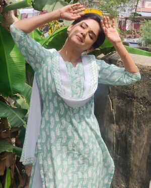 Sai Gayatri Instagram - வெயிலோடு விளையாடி ☀️🧿
.
Perfect salwar materials fr dis summer with great quality @srisai_collestions9 🥰🏖️☀️swipe to see Anu salwar collections in Nee Naan Kadhal❤️
.
#beinganu #nnk