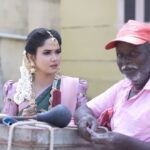 Sai Gayatri Instagram – Chilling with jayaraman Anne b like🤩
Ada ippadhan note padren Annanum naanum matching dress colour 🩷😍 
Btwn the shoot in summer b like🔥🤩🏖️
.
Summer series 🏖️🍦
#shootingday #icecream #cheers #summervibes #beingAnu #frmTheSetsOf #NNK❤️