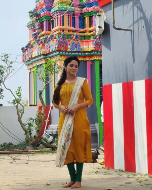 Sai Gayatri Instagram - வெயிலோடு விளையாடி ☀️🧿
.
Perfect salwar materials fr dis summer with great quality @srisai_collestions9 🥰🏖️☀️swipe to see Anu salwar collections in Nee Naan Kadhal❤️
.
#beinganu #nnk