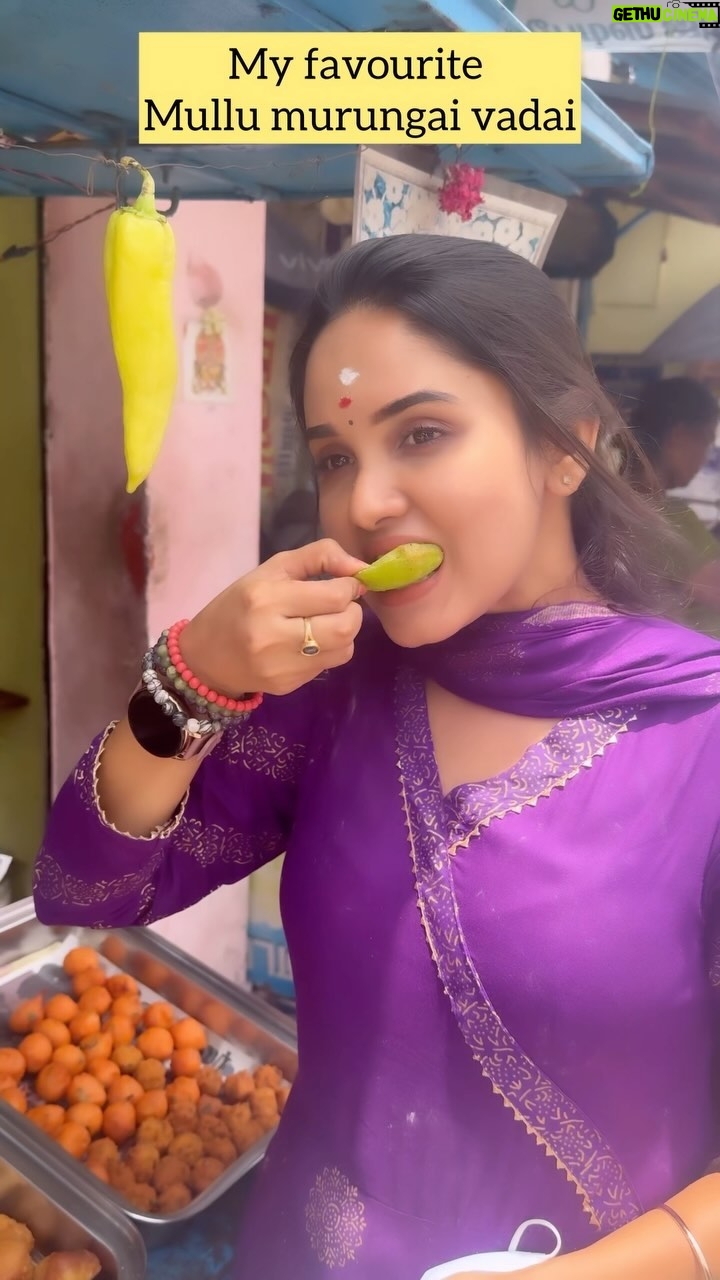 Sai Gayatri - 11.2K Likes - Gilli re release maadhiri pazha Varusham kallichu ,Madurai Chithirai Thiruvizha ku oru visitta potten🧿😇✨ pidicha kovillukku ponnen🙏🏻pidichadha saapten😋pidichadha vaanginen🥰aadikkira veyilla enjoy pannen😉 neriya positive vibes sondha orula irrundhu konduvandhuirruken😇seri sollunga yaaruyelam Chithirai thiruvizhakku vandhinga?🙌🏻
.
Comfortable Anarkali @srisai_collestions9
.
#sondhaooru #chithirathiruvizha #madurai