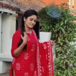 Sai Gayatri Instagram - வெயிலோடு விளையாடி ☀️🧿 . Perfect salwar materials fr dis summer with great quality @srisai_collestions9 🥰🏖️☀️swipe to see Anu salwar collections in Nee Naan Kadhal❤️ . #beinganu #nnk