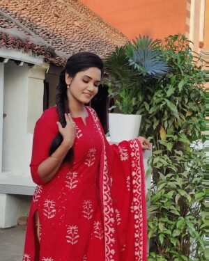 Sai Gayatri Instagram - வெயிலோடு விளையாடி ☀️🧿
.
Perfect salwar materials fr dis summer with great quality @srisai_collestions9 🥰🏖️☀️swipe to see Anu salwar collections in Nee Naan Kadhal❤️
.
#beinganu #nnk