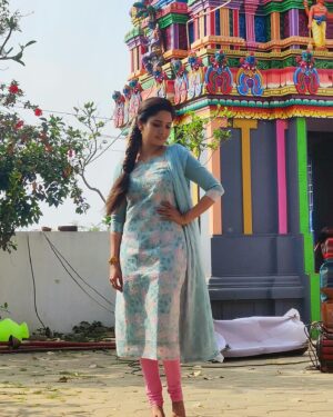 Sai Gayatri Instagram - வெயிலோடு விளையாடி ☀️🧿
.
Perfect salwar materials fr dis summer with great quality @srisai_collestions9 🥰🏖️☀️swipe to see Anu salwar collections in Nee Naan Kadhal❤️
.
#beinganu #nnk
