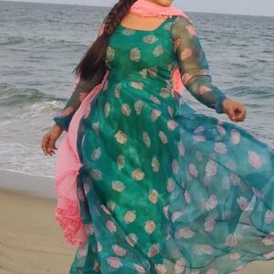 Sai Gayatri Instagram - 💚💗 . Outfit customised quickly on time by @sdduniqueboutique_97 Thank u😊 . #beingAnu #outfitofTodaysEpisode #nofilter #reelsindia #trendingreels
