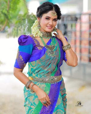 Sai Gayatri Instagram - 🧿💚
.
MUA ,HD & SAREE DAPE @honeylang_makeup_artist 
BLOUSE @tanu_designer_studio 
JEWELLERY @new_ideas_fashions 
PC @evidencemaker
.
#beinganu #NNK