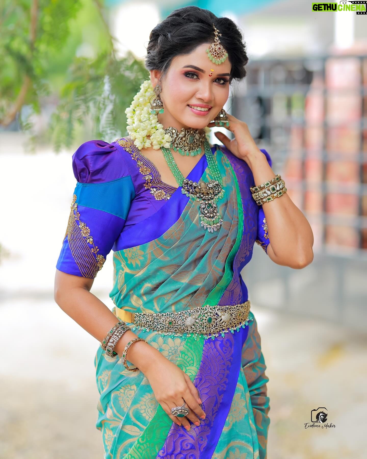 Sai Gayatri - 8.9K Likes - 🧿💚
.
MUA ,HD & SAREE DAPE @honeylang_makeup_artist
BLOUSE @tanu_designer_studio
JEWELLERY @new_ideas_fashions
PC @evidencemaker
.
#beinganu #NNK