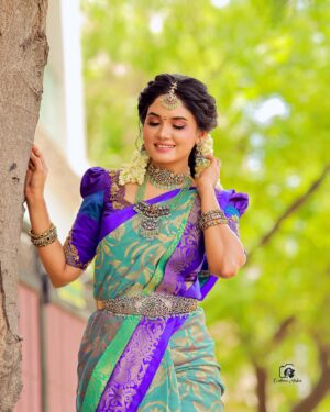 Sai Gayatri Instagram - 🧿💚
.
MUA ,HD & SAREE DAPE @honeylang_makeup_artist 
BLOUSE @tanu_designer_studio 
JEWELLERY @new_ideas_fashions 
PC @evidencemaker
.
#beinganu #NNK