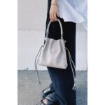 Sairi Ito Instagram – たまにはおしゃれ調の投稿を
してみようかなと思って
こいた(@koharu_sakai )に
おしゃれ写真撮ってもらった👶🏻❣️

ずっと欲し過ぎて
毎日HP飛んで画像一生見てた
TOD’S様のおバッグ。。
お気に入りすぎて
眺めながらお酒飲みたい🥹🫶