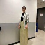 Sairi Ito Instagram - 「宇宙人のあいつ舞台挨拶」 ジャケット @chinoh_official スカート @_ebonyofficial_ ブーツ @manacraftshoes イヤリング @enn._official @kumpel_by_p 「橋田賞 授賞式」 ドレス @emporioarmani パンプス @louboutiworld イヤリング @unoaerre_japan 素敵なお衣装とスタイリング そしてメイクを いつもありがとうございます🥰❤️