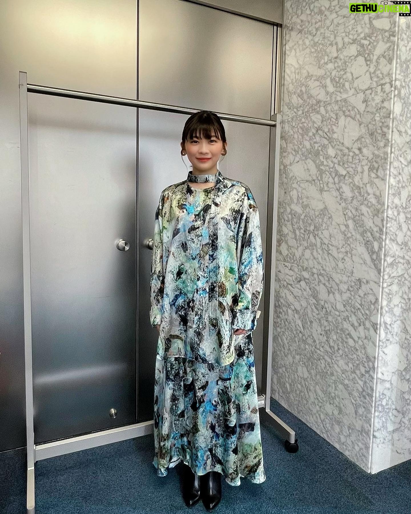 Sairi Ito - 67K Likes - おきゃわスタイル紹介コーナー💁🏻♀️🥂
❶「月の満ち欠け舞台挨拶」
ドレス
@yohei_ohno
パンプス
@jimmychoo
イヤリング
@hemca_official
リング
@e.m.__official
❷「すずめの戸締まり舞台挨拶」
ジャケット
ドレス
@limifeu_official
トップス
@rito_structure
パンプス
@jimmychoo
イヤリング
@e.m.__official
リング
ブレスレット
@theofficialpandora
❸「アレグリア記者会見」
ブラウス
スカート
@lecielbleu_official
ブーツ
@dianashoespress
イヤリング
@baugoheian
リング
@agu_accessories
@higashiyamapr
make @aicomake
stylist @akane_ysd
ありがとうございました🥰💓