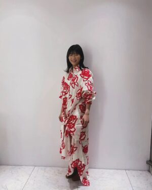 Sairi Ito Instagram - さいきんの…👗💄

【一枚目】
ジャケット
パンツ
@_ebonyofficial_
パンプス
@lunique_official_
イヤーカフ
@graey_official
リング
@rieukjewelry 

【二枚目】
シャツ
スカート
@msgm
イヤーカフ
@prmal_jewelry