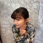 Sairi Ito Instagram - おきゃわスタイル紹介コーナー💁🏻‍♀️🥂 ❶「月の満ち欠け舞台挨拶」 ドレス @yohei_ohno パンプス @jimmychoo イヤリング @hemca_official リング @e.m.__official ❷「すずめの戸締まり舞台挨拶」 ジャケット ドレス @limifeu_official トップス @rito_structure パンプス @jimmychoo イヤリング @e.m.__official リング ブレスレット @theofficialpandora ❸「アレグリア記者会見」 ブラウス スカート @lecielbleu_official ブーツ @dianashoespress イヤリング @baugoheian リング @agu_accessories @higashiyamapr make @aicomake stylist @akane_ysd ありがとうございました🥰💓