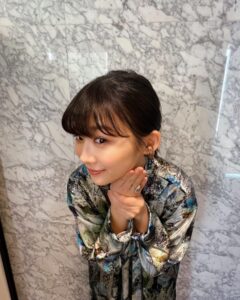 Sairi Ito Instagram - おきゃわスタイル紹介コーナー💁🏻‍♀️🥂 ❶「月の満ち欠け舞台挨拶」 ドレス @yohei_ohno パンプス @jimmychoo イヤリング @hemca_official リング @e.m.__official ❷「すずめの戸締まり舞台挨拶」 ジャケット ドレス @limifeu_official トップス @rito_structure パンプス @jimmychoo イヤリング @e.m.__official リング ブレスレット @theofficialpandora ❸「アレグリア記者会見」 ブラウス スカート @lecielbleu_official ブーツ @dianashoespress イヤリング @baugoheian リング @agu_accessories @higashiyamapr make @aicomake stylist @akane_ysd ありがとうございました🥰💓