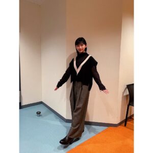 Sairi Ito Instagram - 今年最後の衣装紹介🥰

1.2枚目

トップス
スカート
@divikanet
サンダル
@jimmychoo
イヤリング
リング
@e.m.__official

3.4枚目

シースルートップス
パンツ
@JACK_JOAT
@gibouleeg
ベスト
@lephil_official 
イヤーカフ
リング　
@JACK_JOAT
@justindavis_jewels
ブーツ
@JACK_JOAT
@SOLSANASHOES

今年もたくさんの可愛いお衣装、
そしてメイクスタイリング
ありがとうございました😚❤️‍🔥🎍