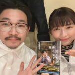 Sairi Ito Instagram - オズワルド伊藤 「一旦書かせて頂きます」 お渡しイベント😅 久々のサシ飲みで なんか少し緊張気味😅 盛れるカメラで撮ったら 本が歪みましたが 実物はまっすぐしてます😅 今見たら 文字も鏡文字になってました😅 実物は普通文字です😅 実は彼の文章は好きなので 楽しみに読みたいと思います😅