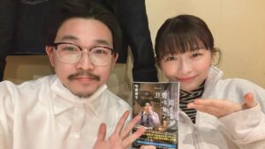 Sairi Ito Instagram - オズワルド伊藤
「一旦書かせて頂きます」
お渡しイベント😅
久々のサシ飲みで
なんか少し緊張気味😅
盛れるカメラで撮ったら
本が歪みましたが
実物はまっすぐしてます😅
今見たら
文字も鏡文字になってました😅
実物は普通文字です😅
実は彼の文章は好きなので
楽しみに読みたいと思います😅