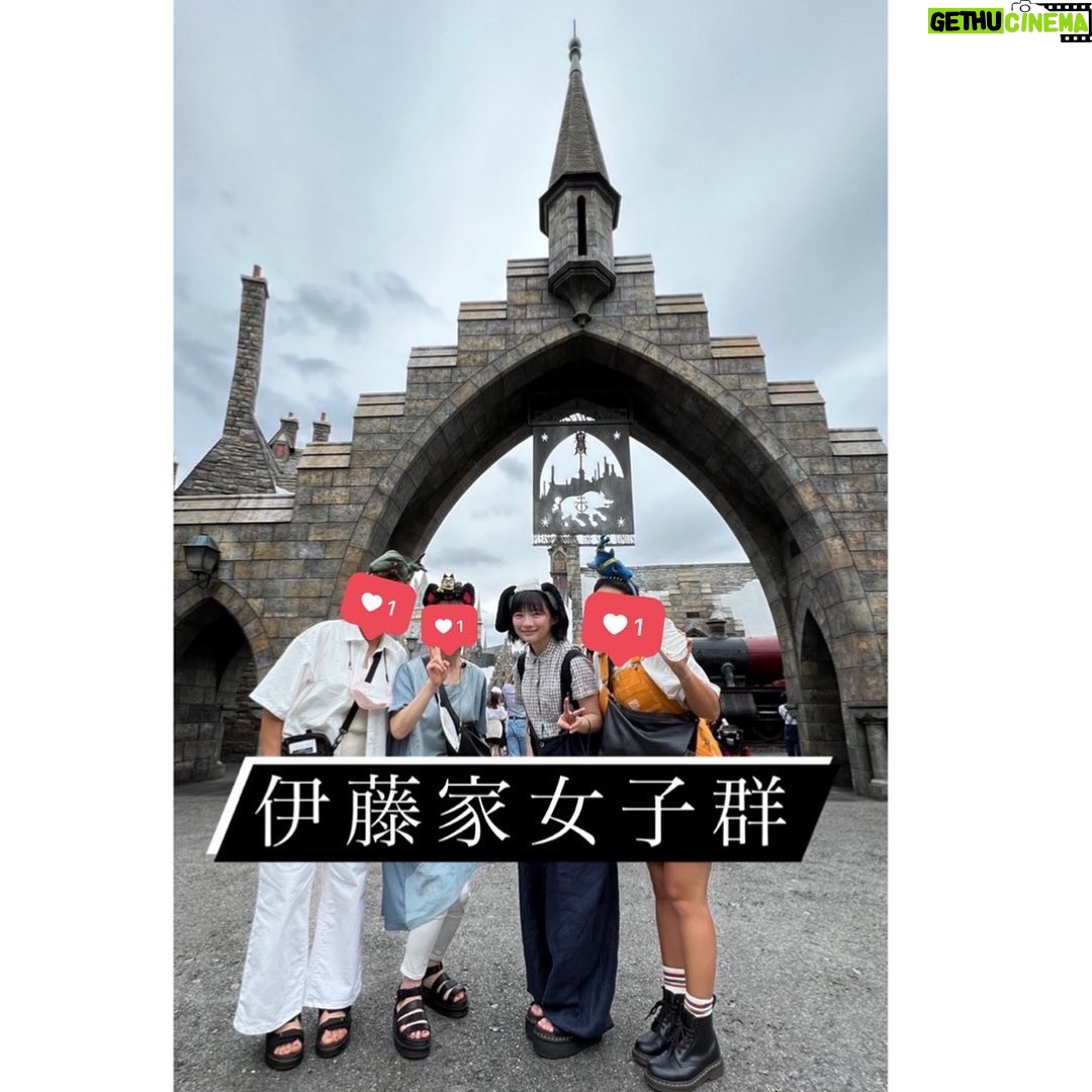 Sairi Ito - 77K Likes - 舞台も無事に終え、
そのまま10年ぶりの家族旅行に
行ってきました💁🏻♀️❣️
髭メガネが欠席なので
正確には伊藤家女旅です🧚🏻♀️
私以外USJはデビュー戦となり
みんな大興奮で
末っ子はそれを見てるだけで
幸せな気持ちでいっぱいになりました!
母はジェットコースターに
何十年ぶりに乗ったそうで
乗車中ひたすら
「目が!目がぁああああぁぁあ!」
と叫んでいて末っ子は
おや?😌ムスカさんかな?😌
と思いながら乗っていました😌
ゾンビのホラーナイトが
始まったと言うことで
全体的に園内が盛り上がっていました!
伊藤家は食われる前に逃げ帰りました!
次はゾンビを遠目から見たいです!