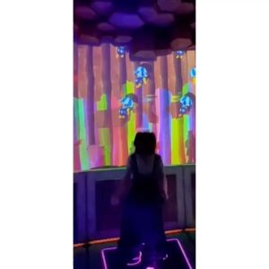 Sairi Ito Instagram - 舞台も無事に終え、
そのまま10年ぶりの家族旅行に
行ってきました💁🏻‍♀️❣️
髭メガネが欠席なので
正確には伊藤家女旅です🧚🏻‍♀️

私以外USJはデビュー戦となり
みんな大興奮で
末っ子はそれを見てるだけで
幸せな気持ちでいっぱいになりました！

母はジェットコースターに
何十年ぶりに乗ったそうで
乗車中ひたすら
「目が！目がぁああああぁぁあ！」
と叫んでいて末っ子は
おや？😌ムスカさんかな？😌
と思いながら乗っていました😌

ゾンビのホラーナイトが
始まったと言うことで
全体的に園内が盛り上がっていました！
伊藤家は食われる前に逃げ帰りました！
次はゾンビを遠目から見たいです！