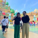 Sairi Ito Instagram - 明日のヒルナンデス！に 女子旅USJで ももクロあーりん(@ayaka_sasaki_official ) と 蛙亭岩倉さん (@babybabybodybaby ) と VTR出演させて頂いております！ あーりん久々すぎたけど 綺麗なお姉さんになってて 謎に緊張したけど 相変わらず優しくて気がきく気がつく あーりんでした💓👏🥹 タイミング逃して 写真撮れなかったの悔しすぎ🤖 岩倉さんとは お仕事ご一緒するのも 髭メガネ抜きでお会いするのも 初めてですが 面白いし可愛いし 本当大好きです🥰 めちゃくちゃ楽しかったので、 是非チェックしてみてくださいな😈 念願の岩倉ポーズ やらせて頂きました🐸🤌🦻