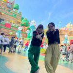 Sairi Ito Instagram - 明日のヒルナンデス！に 女子旅USJで ももクロあーりん(@ayaka_sasaki_official ) と 蛙亭岩倉さん (@babybabybodybaby ) と VTR出演させて頂いております！ あーりん久々すぎたけど 綺麗なお姉さんになってて 謎に緊張したけど 相変わらず優しくて気がきく気がつく あーりんでした💓👏🥹 タイミング逃して 写真撮れなかったの悔しすぎ🤖 岩倉さんとは お仕事ご一緒するのも 髭メガネ抜きでお会いするのも 初めてですが 面白いし可愛いし 本当大好きです🥰 めちゃくちゃ楽しかったので、 是非チェックしてみてくださいな😈 念願の岩倉ポーズ やらせて頂きました🐸🤌🦻