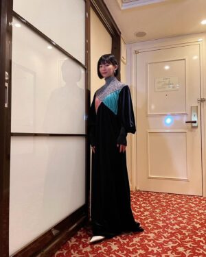 Sairi Ito Instagram - おきゃわスタイル紹介コーナー💁🏻‍♀️🥂

❶「月の満ち欠け舞台挨拶」
ドレス
@yohei_ohno
パンプス
@jimmychoo
イヤリング
@hemca_official
リング
@e.m.__official

❷「すずめの戸締まり舞台挨拶」
ジャケット
ドレス
@limifeu_official
トップス
@rito_structure
パンプス
@jimmychoo
イヤリング
@e.m.__official
リング
ブレスレット
@theofficialpandora

❸「アレグリア記者会見」
ブラウス
スカート
@lecielbleu_official
ブーツ
@dianashoespress
イヤリング
@baugoheian
リング
@agu_accessories
@higashiyamapr

make @aicomake 
stylist @akane_ysd 

ありがとうございました🥰💓