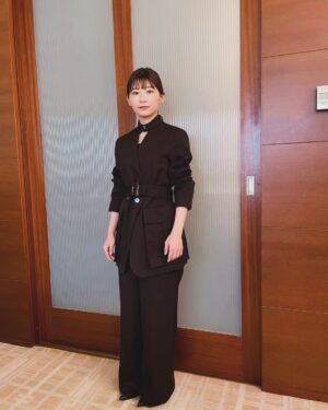 Sairi Ito Instagram - さいきんの…👗💄

【一枚目】
ジャケット
パンツ
@_ebonyofficial_
パンプス
@lunique_official_
イヤーカフ
@graey_official
リング
@rieukjewelry 

【二枚目】
シャツ
スカート
@msgm
イヤーカフ
@prmal_jewelry