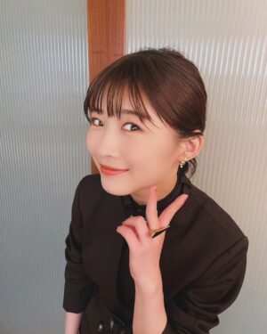 Sairi Ito Instagram - さいきんの…👗💄

【一枚目】
ジャケット
パンツ
@_ebonyofficial_
パンプス
@lunique_official_
イヤーカフ
@graey_official
リング
@rieukjewelry 

【二枚目】
シャツ
スカート
@msgm
イヤーカフ
@prmal_jewelry